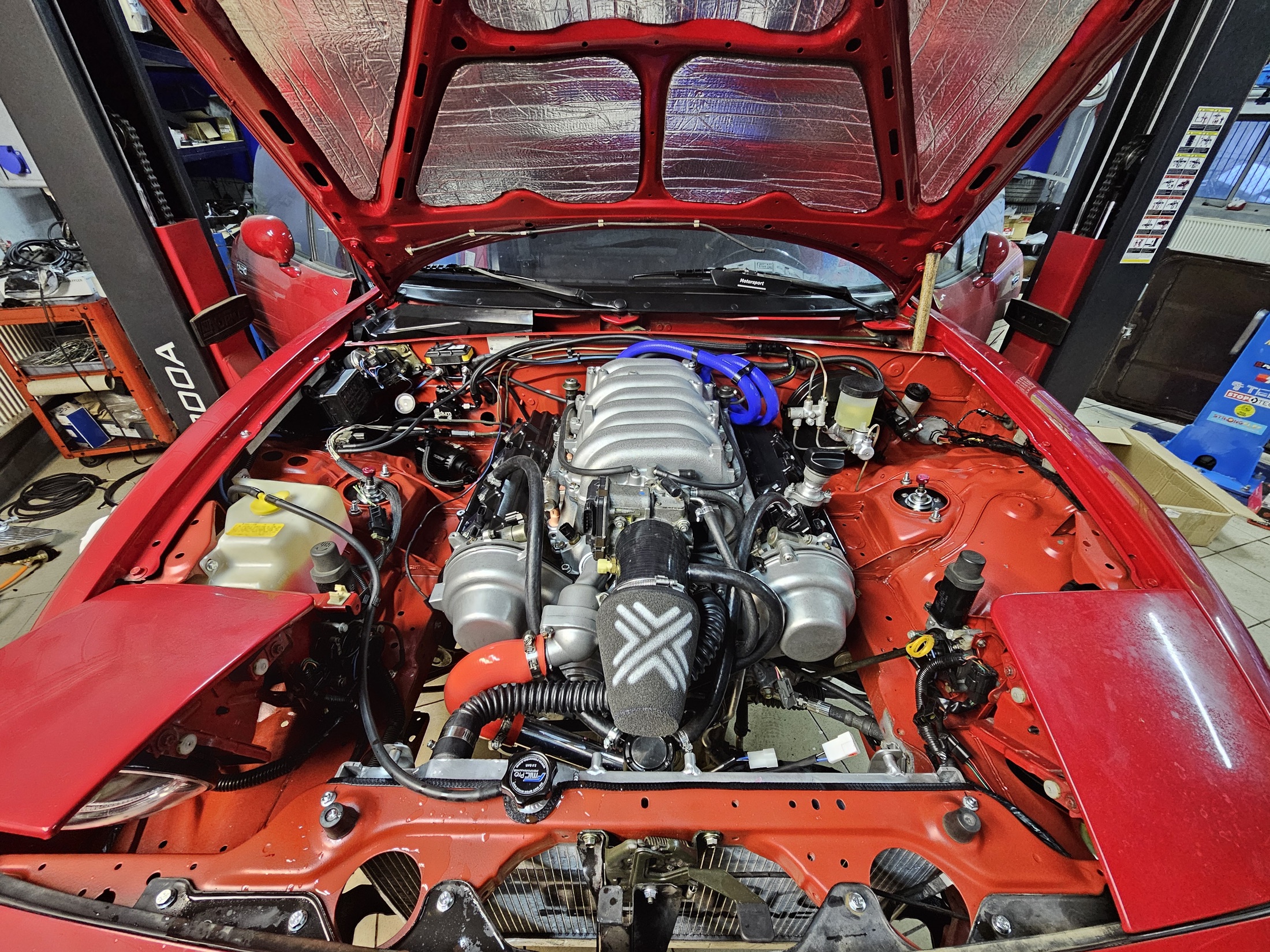 Mazda MX-5 z silnikiem V8 w warsztacie EV-OLVE